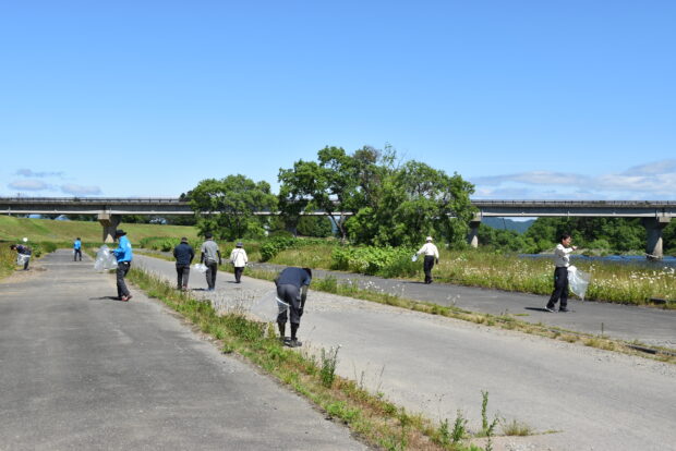 水道週間の取り組みとして、河川のゴミ拾いをしています